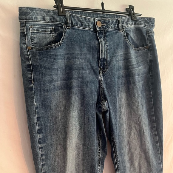 Women’s Lane Bryant 18 short (2x) jeans $21 - Picture 2 of 4